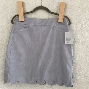 Scalloped-edge blue & white stretchy skort. NWT.
